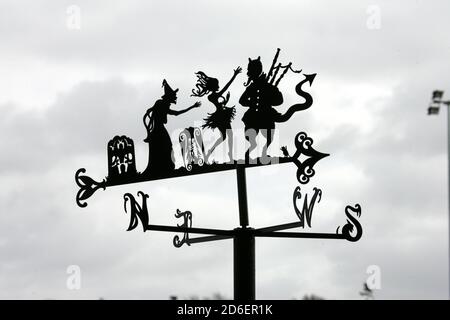 Alloway , les weathervanes d'Ayrshire sur le chemin des poètes au parc du patrimoine de Burns racontant l'histoire de Tam o Shanter. TAM laisse dans un stupeur ivre du pub local sur son fidèle Steed Meg et rencontre le diable et les sorcières à Alloway Auld Kirk, où il est chassé au-dessus de l'Auld Brig et son cheval perd sa queue. Un sentier piétonnier attrayant relie Burns Cottage au site principal du musée. En chemin, vous pouvez repérer des affiches originales conçues par Timorous Beasties, Banque D'Images