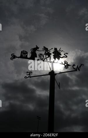 Alloway , les weathervanes d'Ayrshire sur le chemin des poètes au parc du patrimoine de Burns racontant l'histoire de Tam o Shanter. TAM laisse dans un stupeur ivre du pub local sur son fidèle Steed Meg et rencontre le diable et les sorcières à Alloway Auld Kirk, où il est chassé au-dessus de l'Auld Brig et son cheval perd sa queue. Un sentier piétonnier attrayant relie Burns Cottage au site principal du musée. En chemin, vous pouvez repérer des affiches originales conçues par Timorous Beasties, Banque D'Images