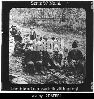 Projection für alle - Die Eroberung Serbiens. Série 57. Non 19. DAS Elend der serbe. Bevölkerung. Nach dem Zusammenbruch der serbischen Armee im Herbst 1915 setzte eine umfassende Fluchtbewegung der serbischen Einheiten ein, der sich viele Zivilisten anschlossen. Die Firma „projection für alle“ wurde 1905 von Max Skladanowsky (1861-1939) gegründet. Sie produzierte bis 1928 FAST 100 Serien zu je 24 Glasdias im format 8,3 x 8,3 cm im sog. Verfahren. Die Serien umfasten Städte, Länder, Landschaften, Märchen und Sagen, das Alte Testament U. den 1. Weltkrieg. Banque D'Images