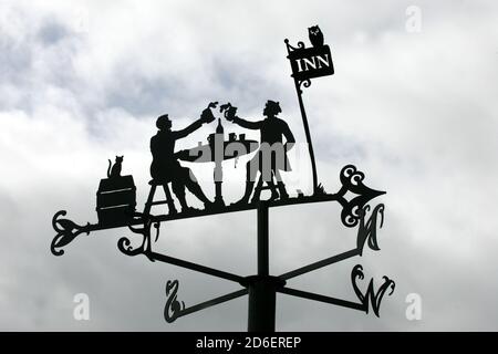 Alloway , les weathervanes d'Ayrshire sur le chemin des poètes au parc du patrimoine de Burns racontant l'histoire de Tam o Shanter. TAM laisse dans un stupeur ivre du pub local sur son fidèle Steed Meg et rencontre le diable et les sorcières à Alloway Auld Kirk, où il est chassé au-dessus de l'Auld Brig et son cheval perd sa queue. Un sentier piétonnier attrayant relie Burns Cottage au site principal du musée. En chemin, vous pouvez repérer des affiches originales conçues par Timorous Beasties, Banque D'Images