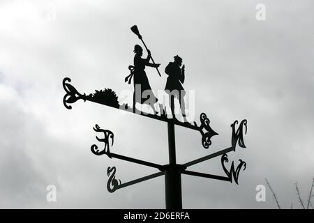 Alloway , les weathervanes d'Ayrshire sur le chemin des poètes au parc du patrimoine de Burns racontant l'histoire de Tam o Shanter. TAM laisse dans un stupeur ivre du pub local sur son fidèle Steed Meg et rencontre le diable et les sorcières à Alloway Auld Kirk, où il est chassé au-dessus de l'Auld Brig et son cheval perd sa queue. Un sentier piétonnier attrayant relie Burns Cottage au site principal du musée. En chemin, vous pouvez repérer des affiches originales conçues par Timorous Beasties, Banque D'Images