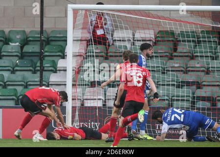 Lewis Montsma (4) de Lincoln City se trouve sur le terrain blessé après avoir atteint son but Banque D'Images