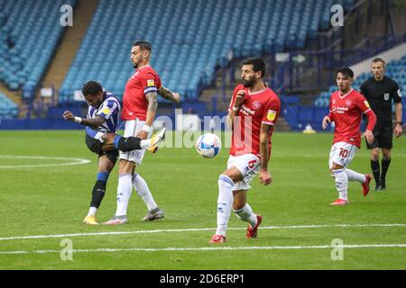 Kadeem Harris (7) de Sheffield mercredi tire sur but et Yoann Barbet (6) des Rangers de Queens Park le détourne sortie Banque D'Images