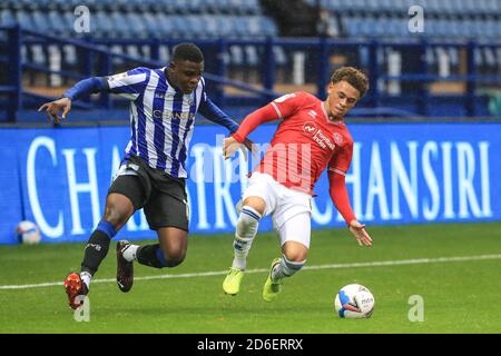 Fisayo DELE-Bashiru (17) de Sheffield mercredi est attaqué par Luc Amos (8) des Rangers de Queens Park Banque D'Images