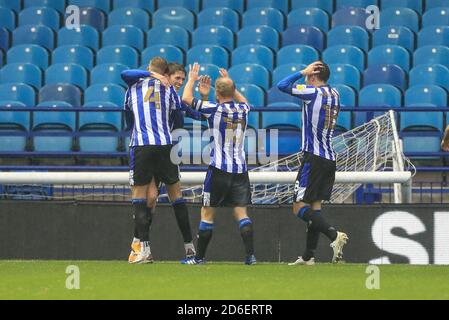 Adam Reach (11) de Sheffield mercredi fête Yoann Barbet (6) Des Rangers de Queens Park qui ont obtenu leur propre but Banque D'Images