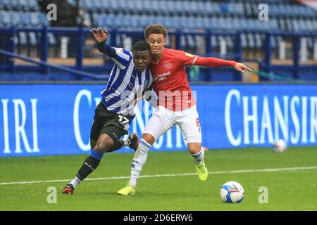 Fisayo DELE-Bashiru (17) de Sheffield mercredi est attaqué par Luc Amos (8) des Rangers de Queens Park Banque D'Images