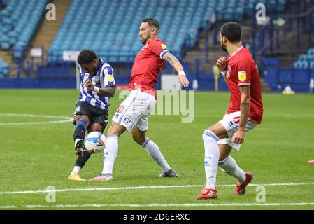 Kadeem Harris (7) de Sheffield mercredi tire sur but et Yoann Barbet (6) des Rangers de Queens Park le détourne sortie Banque D'Images