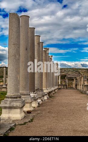 Perge est une ancienne ville située à 18 km à l'est d'Antalya, à l'intérieur des frontières du district d'Aksu, autrefois capitale de la région de Pamphylia. Banque D'Images