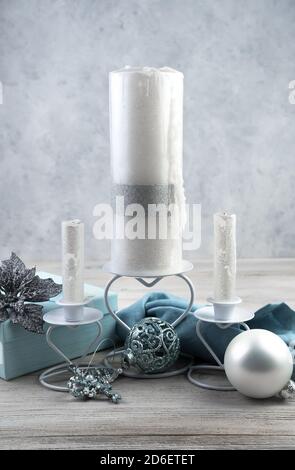 Bonne année 2021 et joyeux Noël, composition festive avec bougies sur fond gris. Banque D'Images