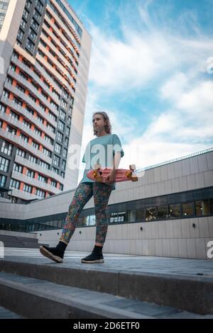 jolie jeune fille debout avec un panneau de penny dans la rue jour ensoleillé Banque D'Images