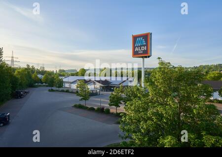 ALTBACH, ALLEMAGNE - 08 mai 2020: Altbach, Allemagne - 08 mai 2020: Aldi signifie Albrecht Discount. Altbach, Allemagne. Banque D'Images