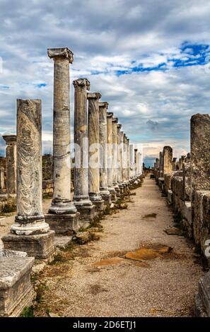 Perge est une ancienne ville située à 18 km à l'est d'Antalya, à l'intérieur des frontières du district d'Aksu, autrefois capitale de la région de Pamphylia. Banque D'Images