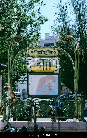 Panneau d'entrée du métro de style parisien à Lisbonne, Portugal Banque D'Images