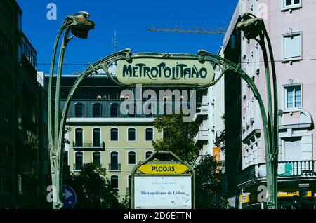 Panneau d'entrée du métro de style parisien à Lisbonne, Portugal Banque D'Images