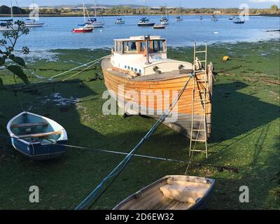 Bateau de sauvetage traditionnel en chêne clinker-bullt des années 1950 maintenant un yacht à moteur L'estran dans le port de Chichester en cours de restauration Banque D'Images