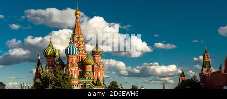 Moscou paysage urbain au coucher du soleil, Russie. Panorama de la place Rouge dans le centre-ville de Moscou, vue magnifique sur la vieille cathédrale Saint-Basile et le Kremlin en été. TH Banque D'Images