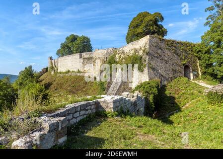 Paysage avec ruines du château de Hohenurach près de Bad Urach, Allemagne. Panorama pittoresque des remparts abandonnés de l'ancien château allemand en été. Cette pl Banque D'Images