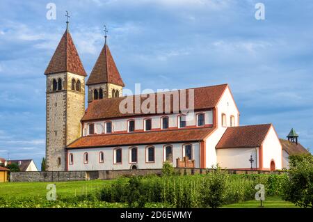 Église Saint-Pierre et Paul à l'île de Reichenau, Allemagne. C'est un monument célèbre de Baden-Wurttemberg. Édifice chrétien médiéval, architecture romane Banque D'Images