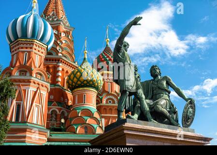 Monument à Minin et Pozharsky près de la cathédrale Saint-Basile à Moscou, Russie. Le temple du Vieux Saint Basile sur la place Rouge est un point de repère de Moscou. Célèbre archit Banque D'Images