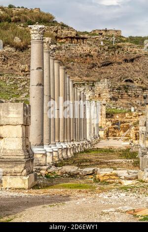 Perge est une ancienne ville située à 18 km à l'est d'Antalya, à l'intérieur des frontières du district d'Aksu, autrefois capitale de la région de Pamphylia. Banque D'Images