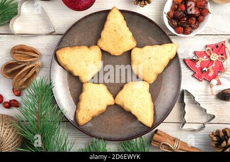 Table de Noël avec biscuits arbres de Noël et jouets de Noël. Banque D'Images