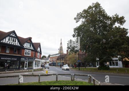 Weybridge, Royaume-Uni. 16 octobre 2020. Le gouvernement a annoncé que l'arrondissement d'Elmbridge, qui comprend les villes de Weybridge, Esher, Cobham, Walton-on-Thames et Molesey, passera au niveau 2 du nouveau système d'alerte local COVID à trois niveaux de GovernmentÕs pour l'Angleterre à compter de 00.01 le samedi 17 octobre, La désignant une zone de risque ÔHighÕ suite à une augmentation significative du nombre de cas COVID-19. Crédit : Mark Kerrison/Alamy Live News Banque D'Images