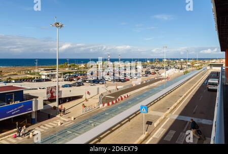 Palerme, Punta Raisi, Italie - 29 septembre 2020 : extérieur du terminal des départs de l'aéroport Falcone Borsellino de Palerme, avec vue sur le parking et med Banque D'Images