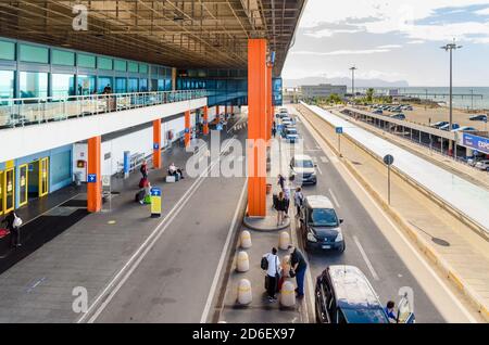 Palerme, Punta Raisi, Italie - 29 septembre 2020 : extérieur du terminal des départs de l'aéroport Falcone Borsellino de Palerme, avec vue sur le parking et med Banque D'Images