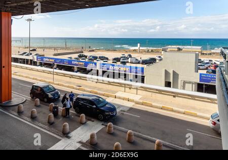 Palerme, Punta Raisi, Italie - 29 septembre 2020 : extérieur du terminal des départs de l'aéroport Falcone Borsellino de Palerme, avec vue sur le parking et med Banque D'Images