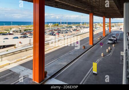 Palerme, Punta Raisi, Italie - 29 septembre 2020 : extérieur du terminal des départs de l'aéroport Falcone Borsellino de Palerme, avec vue sur le parking et med Banque D'Images