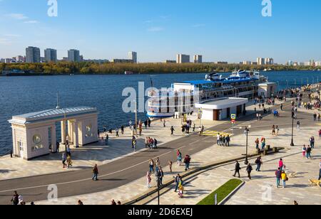 Moscou - 27 septembre 2020 : les gens marchent à côté du bateau de tourisme dans le terminal de la rivière du Nord (Rechnoy Vokzal) à Moscou, Russie. Remblai moderne et traque d'eau Banque D'Images