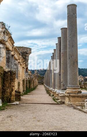 Perge est une ancienne ville située à 18 km à l'est d'Antalya, à l'intérieur des frontières du district d'Aksu, autrefois capitale de la région de Pamphylia. Banque D'Images