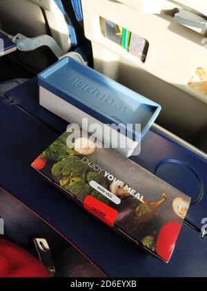 Un ensemble de plats pour le déjeuner pour un passager flydubai. Nourriture dans l'avion. Banque D'Images