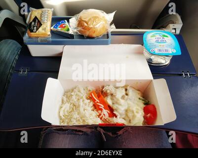 Un ensemble de plats pour le déjeuner pour un passager flydubai. Nourriture dans l'avion. Banque D'Images