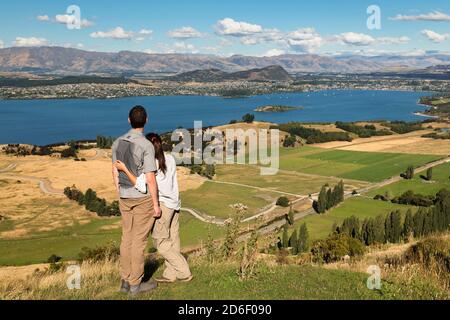 Randonneurs sur le Roy's Peak Track en profitant de la vue sur le lac Wanaka, Otago, South Island, Nouvelle-Zélande, Océanie Banque D'Images