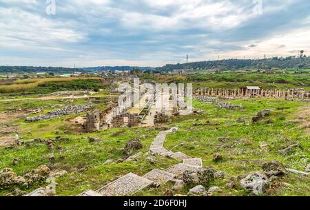 Perge est une ancienne ville située à 18 km à l'est d'Antalya, à l'intérieur des frontières du district d'Aksu, autrefois capitale de la région de Pamphylia. Banque D'Images