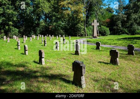 Deutschland, Dorsten, Lippe, Ruhr, Hohe Mark Westmuensterland nature Park, Muensterland, Westphalie, Rhénanie-du-Nord-Westphalie, cimetière de Feldhausener Strasse, cimetière abandonné, pierres tombales, tombes de guerre *** Légende locale *** Banque D'Images