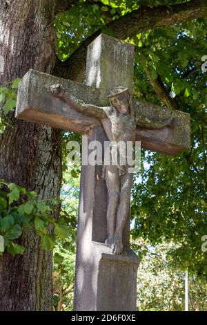 Deutschland, Dorsten-Holsterhausen, Lippe, Ruhr, Hohe Mark Westmuensterland nature Park, Muensterland, Westphalie, Rhénanie-du-Nord-Westphalie, Jesus on the Cross, Steinkreuz, Hauptstrasse, Pliesterbecker Strasse *** Légende locale *** Banque D'Images