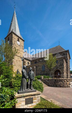 Deutschland, Dorsten-Lembeck, Lippe, Ruhr, Hohe Mark Westmuensterland nature Park, Muensterland, Westphalie, Rhénanie-du-Nord-Westphalie, Rhénanie-du-Nord-Westphalie, Église Saint-Laurentius, église paroissiale catholique, monument à Adolf Kolping, théologien, professeur d'université, sculpture en bronze *** Légende locale *** Banque D'Images