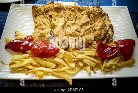 Cachepot, poivron rouge et frites. Cuisine des Asturies Banque D'Images