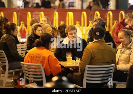 Les personnes qui ont pris un verre devant le pub John Snow à Broadwick Street, Londres, la dernière nuit avant que la ville soit mise dans des restrictions de niveau 2 pour freiner la propagation du coronavirus. Banque D'Images