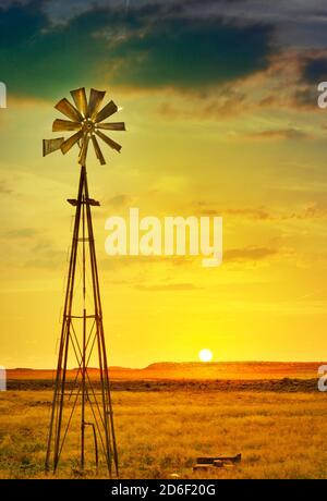 Moulin à Karoo au coucher du soleil, Karoo, Afrique du Sud Banque D'Images