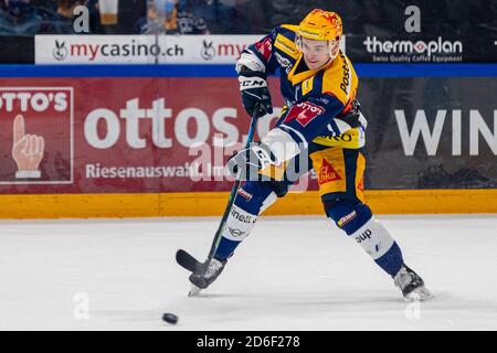 Zoug, Suisse. 16 octobre 2020. Le marqueur de PostFinance Gregory Hofmann (EV Zug) lors du match de hockey sur glace de la saison régulière de la Ligue nationale entre EV Zug et Lausanne HC le 16 octobre 2020 dans le Bossard Arena de Zug. Crédit: SPP Sport presse photo. /Alamy Live News Credit: SPP Sport Press photo. /Alamy Live News Banque D'Images