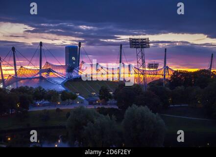 Vue sur le stade olympique en soirée, Munich, Bavière, Allemagne, Europe Banque D'Images