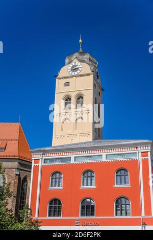 Allemagne, Bavière, haute-Bavière, Erding, Schrannenplatz, Schrannenhalle avec tour de la ville, clocher de la ville paroissiale Saint Johann Banque D'Images