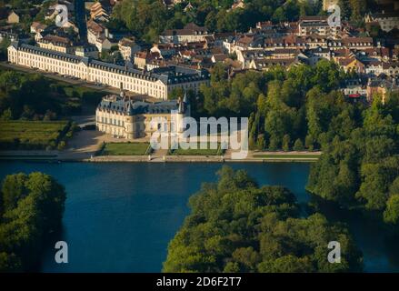 France, Yvelines (78), Rambouillet, château de Rambouillet, de retour à gauche les anciennes écuries du Comte de Toulouse aussi appelé caserne des Garde (vi aérien Banque D'Images