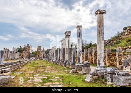 Perge est une ancienne ville située à 18 km à l'est d'Antalya, à l'intérieur des frontières du district d'Aksu, autrefois capitale de la région de Pamphylia. Banque D'Images