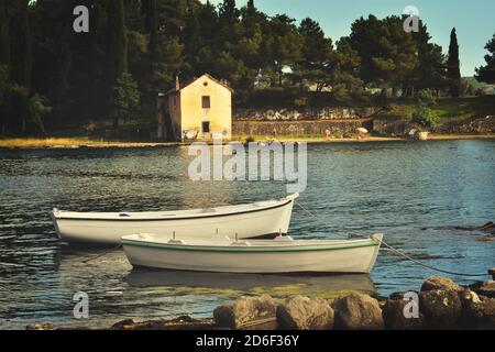 Petits bateaux de pêche dans un village de pêcheurs, Tivat, Monténégro Banque D'Images