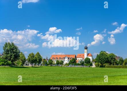 Allemagne, Bavière, haute-Bavière, quartier de Rosenheim, Pfaffing, hôtel restaurant 'Pfaffinger Hof' avec église paroissiale St. Katharina Banque D'Images