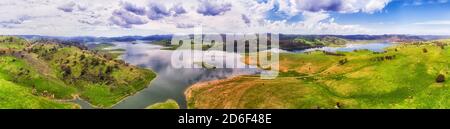 Lac WIndamere en Nouvelle-Galles du Sud de l'Australie - montagnes du Centre-Ouest avec un large panorama aérien. Banque D'Images